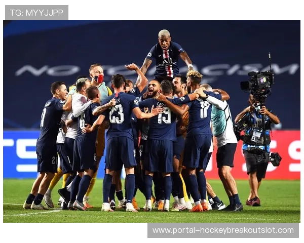 巴黎圣日耳曼球员与球迷共享互动社区活动